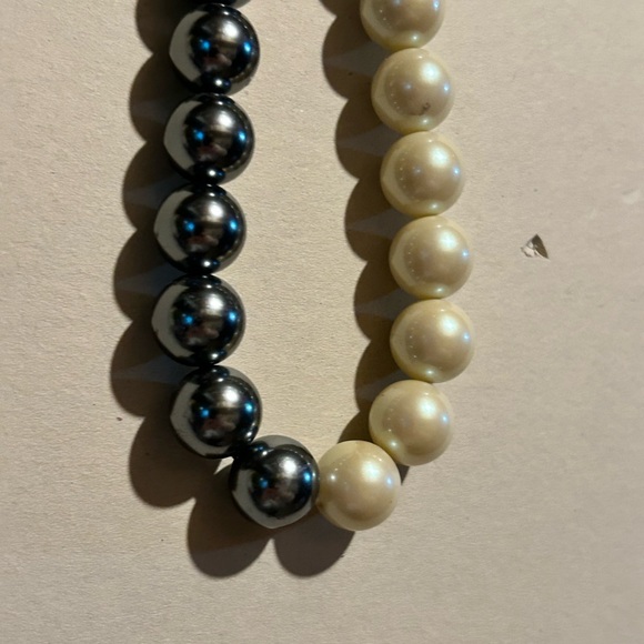 🎱 Lia Sophia Black and White Pearl Necklace - Picture 2 of 4